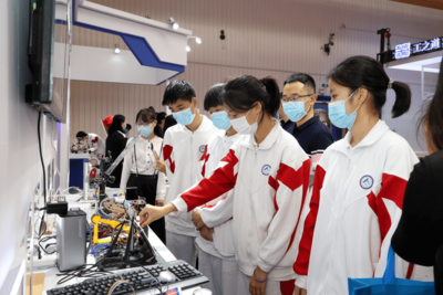 科技新星闪耀 2021世界机器人大会上小小发明家们的创新之旅